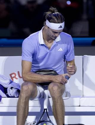 Alexander Zverev of Germany injects insulin into his leg Nitto ATP, Tennis Herren Finals, Day 7, Tennis, Inalpi Arena, Turin, Italy 16 Nov 2024  Copyright: xEllaxLing Shutterstockx 14893646ak