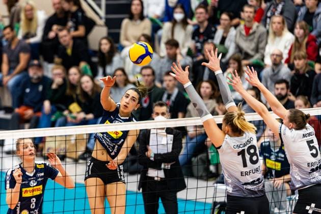 16 11 2024, GER, Volleyball, Women, 1 BL, Main Round, Season 24 25, Schwarz Weiss Erfurt VfB 91 Suhl Lotto Thueringen Julia De Paula Viana VfB 91 Suhl Lotto Thueringen Kaylee Oscarson Schwarz Weiss Erfurt Isabella Noble Schwarz Weiss Erfurt 99089 Erfurt Sporthalle Sportanlage Rieths Thüringen Germany