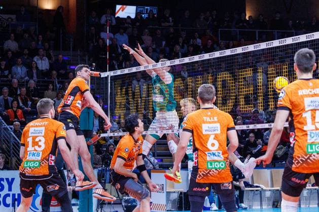 Jake Hanes BR Volleys, 22 smashes the ball, BRVolleys vs TSV Haching Munich , 1 Bundesliga, Main Round, 2024 11 16 Berlin Berlin Land Copyright: xFootxBowl ThomasxSobotzkix