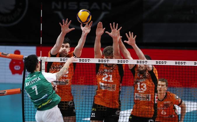 Austin Matautia in attack, Jake Hanes, Tobias Krick, Ruben Schott in block duel Game scene Action Sport Volleyball Bundesliga Men 8 Matchday Season 2024 2025 16 11 2024 BR Volleys Berlin BRV vs TSV Haching Munich