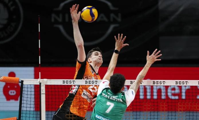 Jake Hanes in attack, Austin Matautia duel Match scene Action Sport Volleyball Bundesliga Men 8 Matchday Season 2024 2025 16 11 2024 BR Volleys Berlin BRV vs TSV Haching Munich