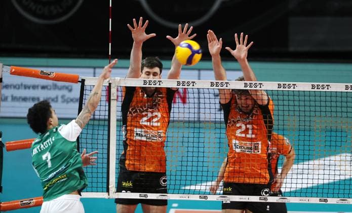 Austin Matautia in attack, Jake Hanes, Tobias Krick duel Match scene Action Sport Volleyball Bundesliga Men 8 Matchday Season 2024 2025 16 11 2024 BR Volleys Berlin BRV vs TSV Haching Munich