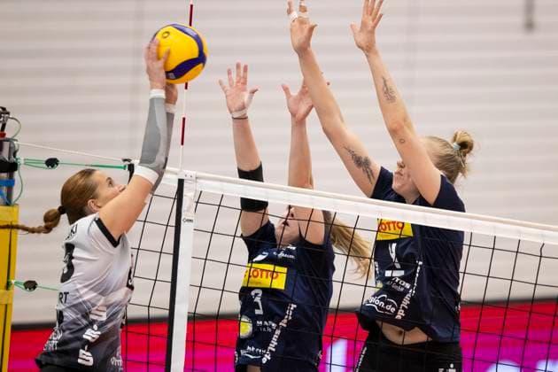 1 Volleyball Bundesliga Women Schwarz Weiss Erfurt vs VfB Suhl LOTTO Thüringen Erfurt 16 11 2024 Lara Alyssa Darowski 13 Schwarz Weiss Erfurt vs Lara Nagels 3 VfB Suhl LOTTO Thüringen center and Roosa Laakkonen 4 VfB Suhl LOTTO Thüringen 1 Volleyball Bundesliga Women Schwarz Weiss Erfurt vs VfB Suhl LOTTO Thüringen Riethsporthalle Erfurt 16 11 2024 Copyright: xBEAUTIFULxSPORTS Duehringx
