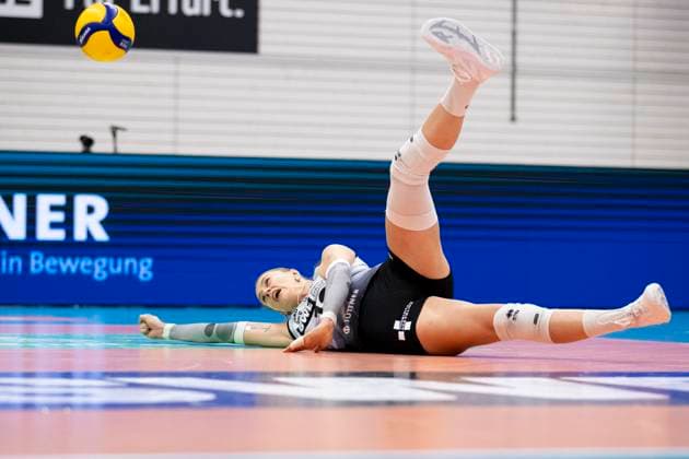 1 Volleyball Bundesliga Women Schwarz Weiss Erfurt vs VfB Suhl LOTTO Thüringen Erfurt 16 11 2024 Lara Alyssa Darowski 13 Schwarz Weiss Erfurt 1 Volleyball Bundesliga Women Schwarz Weiss Erfurt vs VfB Suhl LOTTO Thüringen Riethsporthalle Erfurt 16 11 2024 Copyright: xBEAUTIFULxSPORTS Duehringx