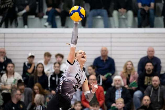 1 Volleyball Bundesliga Women Schwarz Weiss Erfurt vs VfB Suhl LOTTO Thüringen Erfurt 16 11 2024 Lara Alyssa Darowski 13 Schwarz Weiss Erfurt 1 Volleyball Bundesliga Women Schwarz Weiss Erfurt vs VfB Suhl LOTTO Thüringen Riethsporthalle Erfurt 16 11 2024 Copyright: xBEAUTIFULxSPORTS Duehringx