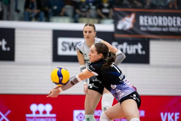 1 Volleyball Bundesliga Women Schwarz Weiss Erfurt vs VfB Suhl LOTTO Thüringen Erfurt 16 11 2024 Mia Anna Stauß 11 Schwarz Weiss Erfurt 1 Volleyball Bundesliga Women Schwarz Weiss Erfurt vs VfB Suhl LOTTO Thüringen Riethsporthalle Erfurt 16 11 2024 Copyright: xBEAUTIFULxSPORTS Duehringx
