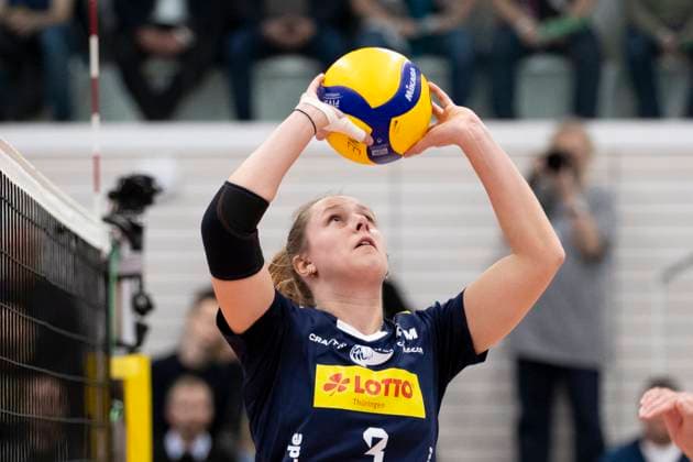 1 Volleyball Bundesliga Women Schwarz Weiss Erfurt vs VfB Suhl LOTTO Thüringen Erfurt 16 11 2024 Lara Nagels 3 VfB Suhl LOTTO Thüringen 1 Volleyball Bundesliga Women Schwarz Weiss Erfurt vs VfB Suhl LOTTO Thüringen Riethsporthalle Erfurt 16 11 2024 Copyright: xBEAUTIFULxSPORTS Duehringx