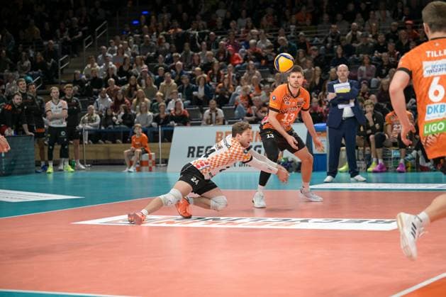 Berlin, Germany 16 November 2024 1 VBL 2024 2025 Berlin Recycling Volleys vs TSV Haching Munich In the picture Kyle Dagostino BR Volleys receiving the ball, behind him Ruben Schott BR Volleys Copyright: xFotostandx xReuhlx