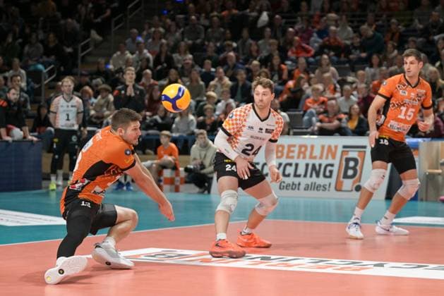 Berlin, Germany 16 November 2024 1 VBL 2024 2025 Berlin Recycling Volleys vs TSV Haching Munich In the picture Ruben Schott BR Volleys receiving the ball, next to him Kyle Dagostino BR Volleys Copyright: xFotostandx xReuhlx