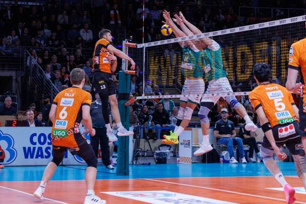 Ruben Schott BR Volleys, 13 has smashed the ball, BRVolleys vs TSV Haching Munich , 1 Bundesliga, Main Round, 2024 11 16 Berlin Berlin Land Copyright: xFootxBowl ThomasxSobotzkix