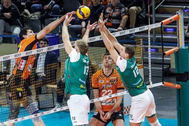 16 11 2024, Berlin, Volleyball 1 Bundesliga, Men, Matchday 8, BR Volleys TSV Haching Muenchen, Max Schmeling Halle Berlins Nehemiah Mote l r plays the ball against the block from Mark Gumenjuk and Tieme De Jong of TSV Haching Muenchen BR Volleys TSV Haching Muenchen