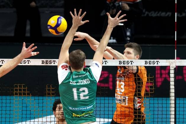 DEU, DVV, 1 VBL, BR Volleys vs TSV Hachingen Muenchen, 16 11 2024, Max Schmeling Halle, Berlin, DEU, DVV, 1 VBL, BR Volleys vs TSV Hachingen Muenchen, in the picture Ruben Schott BR Volleys 13 , Tieme De Jong Haching Muenchen 12 Photo Juergen Engler nordphoto GmbH nordphotoxGmbHx xEngler nph00076