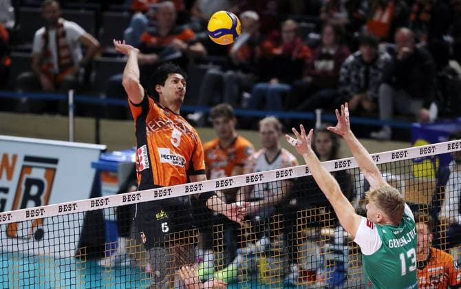 Nehemiah Mote in attack, Mark Gumenjuk duel Match scene Action Sport Volleyball Bundesliga Men 8 Matchday Season 2024 2025 16 11 2024 BR Volleys Berlin BRV vs TSV Haching Munich