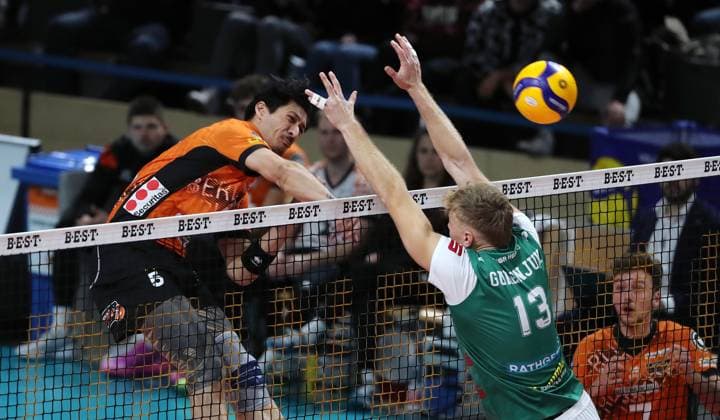 Nehemiah Mote in attack, Mark Gumenjuk duel Match scene Action Sport Volleyball Bundesliga Men 8 Matchday Season 2024 2025 16 11 2024 BR Volleys Berlin BRV vs TSV Haching Munich