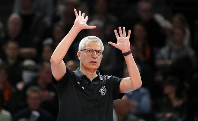 Coach Mircea Dudas TSVH pointing, gesturing Upper body action Sport Volleyball Bundesliga Men 8 Matchday Season 2024 2025 16 11 2024 BR Volleys Berlin BRV vs TSV Haching Munich