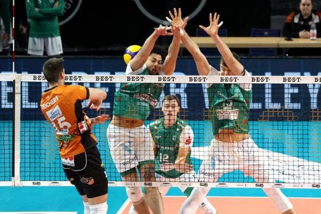 DEU, DVV, 1 VBL, BR Volleys vs TSV Hachingen Muenchen, 16 11 2024, Max Schmeling Halle, Berlin, DEU, DVV, 1 VBL, BR Volleys vs TSV Hachingen Muenchen, in the picture Moritz Reichert BR Volleys 15 , Alginon Maurice Lewis Fregeau Haching Muenchen 9 , Sebastian Roesler Haching Muenchen 15 Photo Juergen Engler nordphoto GmbH nordphotoxGmbHx xEngler nph00076