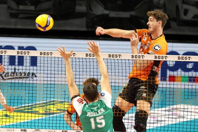 DEU, DVV, 1 VBL, BR Volleys vs TSV Hachingen Muenchen, 16 11 2024, Max Schmeling Halle, Berlin, DEU, DVV, 1 VBL, BR Volleys vs TSV Hachingen Muenchen, in the picture Tobias Krick BR Volleys 21 , Sebastian Roesler Haching Muenchen 15 Photo Juergen Engler nordphoto GmbH nordphotoxGmbHx xEngler nph00076