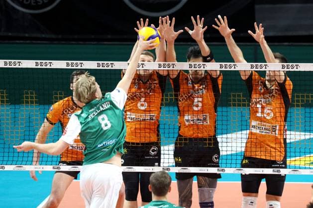 DEU, DVV, 1 VBL, BR Volleys vs TSV Hachingen Muenchen, 16 11 2024, Max Schmeling Halle, Berlin, DEU, DVV, 1 VBL, BR Volleys vs TSV Hachingen Muenchen, in the picture BR Volleys player block, Johannes Tille BR Volleys 6 , Neheimjah Mote BR Volleys 5 , Sebastian Roesler Haching Muenchen 15 , Lars Kristian Ekeland Haching Muenchen 8 Foto Juergen Engler nordphoto GmbH nordphotoxGmbHx xEngler nph00076