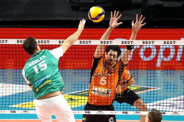 DEU, DVV, 1 VBL, BR Volleys vs TSV Hachingen Muenchen, 16 11 2024, Max Schmeling Halle, Berlin, DEU, DVV, 1 VBL, BR Volleys vs TSV Hachingen Muenchen, in the picture Neheimjah Mote BR Volleys 5 , Sebastian Roesler Haching Muenchen 15 Photo Juergen Engler nordphoto GmbH nordphotoxGmbHx xEngler nph00076