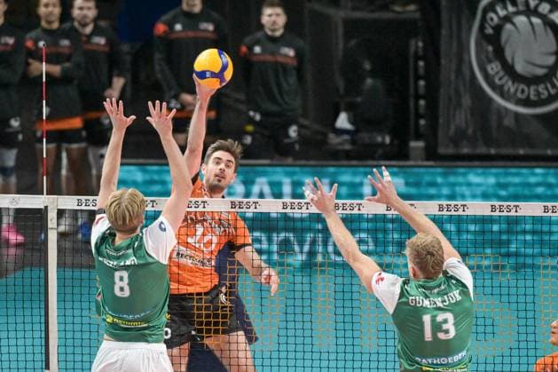 Berlin, Germany 16 November 2024 1 VBL 2024 2025 Berlin Recycling Volleys vs TSV Haching Munich Pictured from left in a duel Lars Kristian Ekeland TSV Haching Munich , Daniel Malescha BR Volleys , Mark Gumenjuk TSV Haching Munich Copyright: xFotostandx xReuhlx