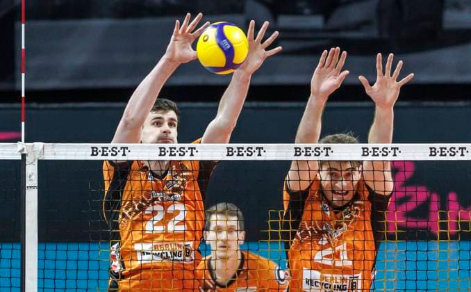 16 11 2024, Berlin, Volleyball 1 Bundesliga, Men, Matchday 8, BR Volleys TSV Haching Muenchen, Max Schmeling Halle Berlins Jake Hanes l and Tobias Krick go for the ball in the block BR Volleys TSV Haching Muenchen