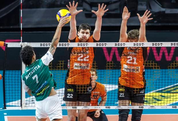 16 11 2024, Berlin, Volleyball 1 Bundesliga, Men, Matchday 8, BR Volleys TSV Haching Muenchen, Max Schmeling Halle Austin Matautia l r of TSV Haching Muenchen plays the ball against Berlins block of Jake Hanes and Tobias Krick BR Volleys TSV Haching Muenchen