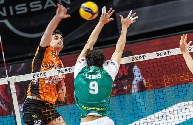 16 11 2024, Berlin, Volleyball 1 Bundesliga, Men, Matchday 8, BR Volleys TSV Haching Muenchen, Max Schmeling Halle Berlins Jake Hanes l plays the ball against AJ Lewis from TSV Haching Muenchen BR Volleys TSV Haching Muenchen