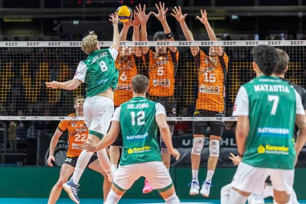 16 11 2024, Berlin, Volleyball 1 Bundesliga, Men, Matchday 8, BR Volleys TSV Haching Muenchen, Max Schmeling Halle Lars Kristian Ekeland l r of TSV Haching Muenchen plays the ball against Berlins block of Johannes Tille, Nehemiah Mote and Moritz Reichert BR Volleys TSV Haching Muenchen