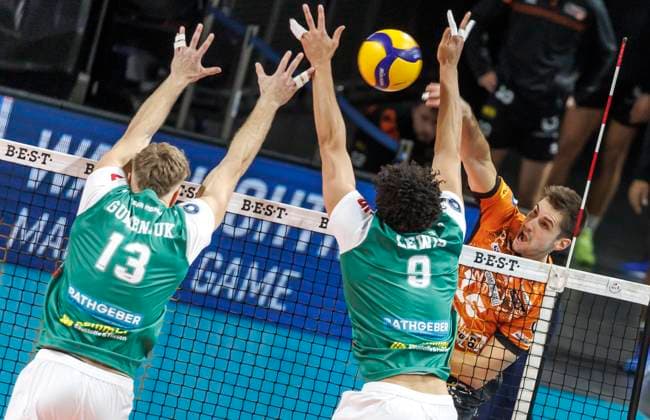 16 11 2024, Berlin, Volleyball 1 Bundesliga, Men, Matchday 8, BR Volleys TSV Haching Muenchen, Max Schmeling Halle Berlins Moritz Reichert r l plays the ball against the block from AJ Lewis and Mark Gumenjuk of TSV Haching Muenchen BR Volleys TSV Haching Muenchen