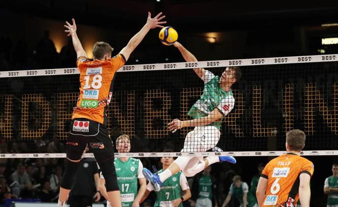 Florian Krage, Sebastian Lucas Rösler in attack duel Match scene Action Sport Volleyball Bundesliga Men 8 Matchday Season 2024 2025 16 11 2024 BR Volleys Berlin BRV vs TSV Haching Munich