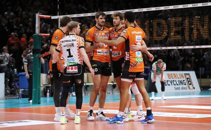 Simon Plaskie, Adam Kowalski, Daniel Malescha, Matthew Knigge, Djifa Amedegnato cheer after victory Joy Emotion Cheers Sport Volleyball Bundesliga Men 8 Matchday Season 2024 2025 16 11 2024 BR Volleys Berlin BRV vs TSV Haching Munich