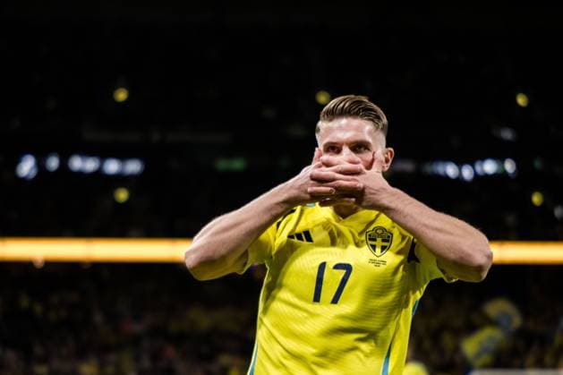 241116 Viktor Gyökeres of Sweden celebrates scoring 1 0 during the Nations League football match between Sweden and Slovakia on November 16, 2024 in Stockholm Photo Johanna Säll BILDBYRAN kod JL JM0614 bbeng fotboll football soccer fotball nations league uefa nations league sverige sweden sverige a slovakien slovakia bbauto jubel  Copyright: JOHANNAxSÄLL BB241116ZD015