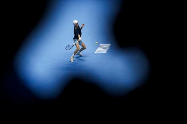 Nitto ATP, Tennis Herren Finals - Day Seven Jannik Sinner of Italy plays a forehand during his semi-final singles match against Casper Ruud of Norway during day seven of the Nitto ATP Finals. Jannik Sinner won the match 6-1, 6-2. Turin Italy Copyright: xNicolòxCampox