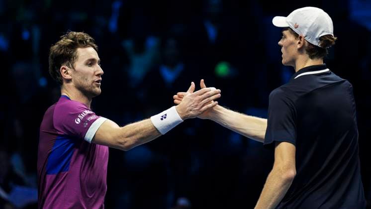 Nitto ATP, Tennis Herren Finals - Day Seven Casper Ruud of Norway and Jannik Sinner of Italy shake hands at the end of their semi-final singles match during day seven of the Nitto ATP Finals. Jannik Sinner won the match 6-1, 6-2. Turin Italy Copyright: xNicolòxCampox