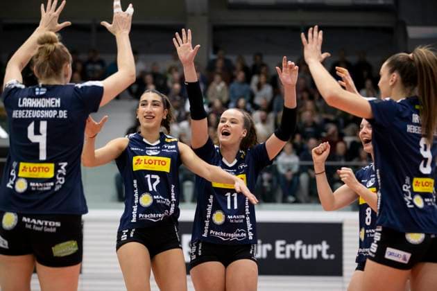 1 Volleyball Bundesliga Women Schwarz Weiss Erfurt vs VfB Suhl LOTTO Thüringen Erfurt 16 11 2024 from left, Roosa Laakkonen 4 VfB Suhl LOTTO Thüringen , Julia De Paula Viana 17 VfB Suhl LOTTO Thüringen , Laura Berger 11 VfB Suhl LOTTO Thüringen , Jette Kuipers 8 VfB Suhl LOTTO Thüringen and Anna Artyshuk 9 VfB Suhl LOTTO Thüringen 1 Volleyball Bundesliga Frauen Schwarz Weiss Erfurt vs VfB Suhl LOTTO Thüringen Riethsporthalle Erfurt 16 11 2024 Copyright: xBEAUTIFULxSPORTS Duehringx