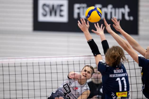 1 Volleyball Bundesliga Women Schwarz Weiss Erfurt vs VfB Suhl LOTTO Thüringen Erfurt 16 11 2024 Lara Alyssa Darowski 13 Schwarz Weiss Erfurt vs Laura Berger 11 VfB Suhl LOTTO Thüringen and Anna Artyshuk 9 VfB Suhl LOTTO Thüringen 1 Volleyball Bundesliga Women Schwarz Weiss Erfurt vs VfB Suhl LOTTO Thüringen Riethsporthalle Erfurt 16 11 2024 Copyright: xBEAUTIFULxSPORTS Duehringx