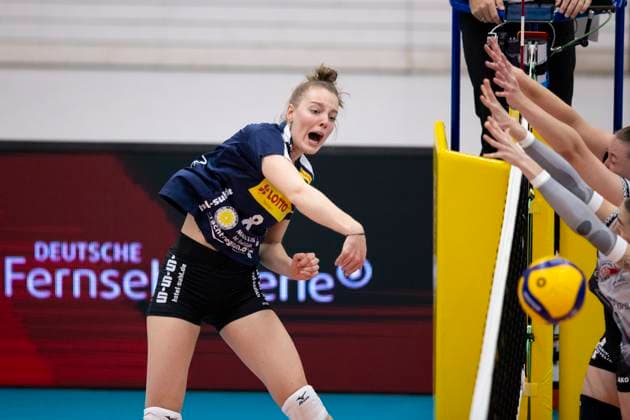1 Volleyball Bundesliga Women Schwarz Weiss Erfurt vs VfB Suhl LOTTO Thüringen Erfurt 16 11 2024 Jette Kuipers 8 VfB Suhl LOTTO Thüringen vs Isabella Noble 5 Schwarz Weiss Erfurt at the back and Elizabeth Sandbothe 2 Schwarz Weiss Erfurt at the front 1 Volleyball Bundesliga Women Schwarz Weiss Erfurt vs VfB Suhl LOTTO Thüringen Riethsporthalle Erfurt 16 11 2024 Copyright: xBEAUTIFULxSPORTS Duehringx