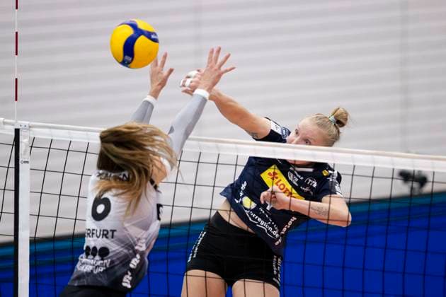 1 Volleyball Bundesliga Women Schwarz Weiss Erfurt vs VfB Suhl LOTTO Thüringen Erfurt 16 11 2024 Roosa Laakkonen 4 VfB Suhl LOTTO Thüringen vs Kira Thomsen 6 Schwarz Weiss Erfurt 1 Volleyball Bundesliga Women Schwarz Weiss Erfurt vs VfB Suhl LOTTO Thüringen Riethsporthalle Erfurt 16 11 2024 Copyright: xBEAUTIFULxSPORTS Duehringx