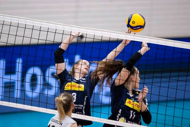 1 Volleyball Bundesliga Women Schwarz Weiss Erfurt vs VfB Suhl LOTTO Thüringen Erfurt 16 11 2024 Lara Nagels 3 VfB Suhl LOTTO Thüringen and Laura Berger 11 VfB Suhl LOTTO Thüringen 1 Volleyball Bundesliga Women Schwarz Weiss Erfurt vs VfB Suhl LOTTO Thüringen Riethsporthalle Erfurt 16 11 2024 Copyright: xBEAUTIFULxSPORTS Duehringx