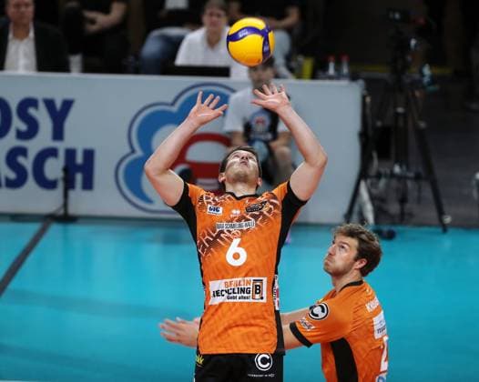 Johannes Tille presents, Matthew Knigge action upper body Sport Volleyball Bundesliga Men 9 Matchday Season 2024 2025 16 11 2024 BR Volleys Berlin BRV vs TSV Haching Munich