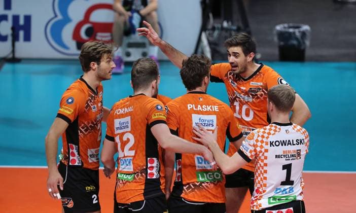 Matthew Knigge, Jan Fornal, Simon Plaskie, Daniel Malescha, Adam Kowalski cheer after winning points Joy Emotion Cheers Sport Volleyball Bundesliga Men 9 Matchday Season 2024 2025 16 11 2024 BR Volleys Berlin BRV vs TSV Haching Munich