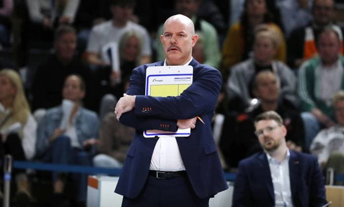 Coach Joel Banks with tactics board Action upper body Sport Volleyball Bundesliga Men 9 Matchday Season 2024 2025 16 11 2024 BR Volleys Berlin BRV vs TSV Haching Munich