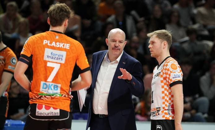 Coach Joel Banks talks to Simon Plaskie, Adam Kowalski action upper body Sport Volleyball Bundesliga Men 9 Matchday Season 2024 2025 16 11 2024 BR Volleys Berlin BRV vs TSV Haching Munich