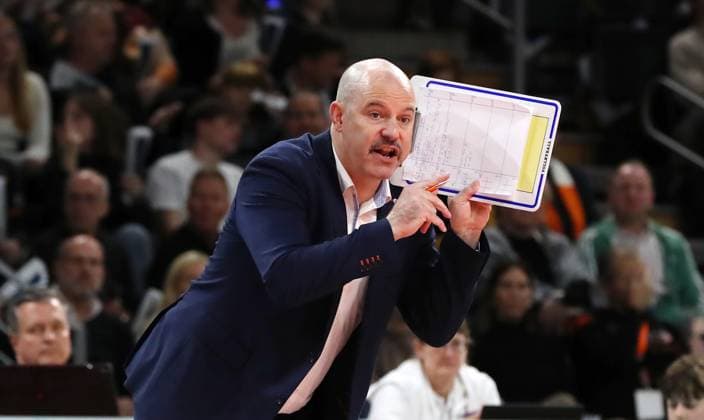 Coach Joel Banks gives instructions Single image Crop action Sport Volleyball Bundesliga Men 9 Matchday Season 2024 2025 16 11 2024 BR Volleys Berlin BRV vs TSV Haching Munich