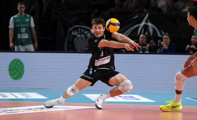 Moritz Eckardt receiving the ball Single image Crop action Sport Volleyball Bundesliga Men 9 Matchday Season 2024 2025 16 11 2024 BR Volleys Berlin BRV vs TSV Haching Munich