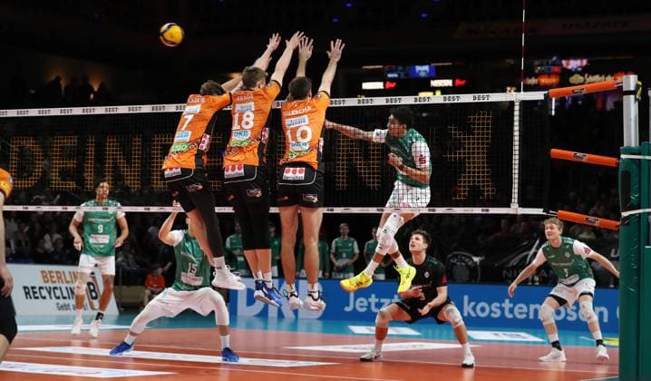 Simon Plaskie, Florian Krage, Daniel Malescha in the block, Alginon Maurice Lewis Fregeau in attack duel Match scene Action Sport Volleyball Bundesliga Men 9 Matchday Season 2024 2025 16 11 2024 BR Volleys Berlin BRV vs TSV Haching Munich