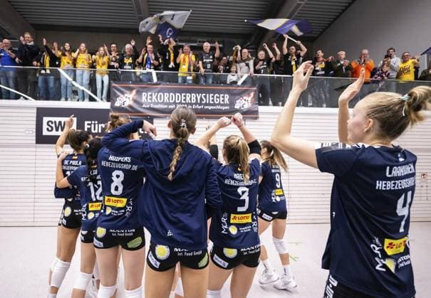 VOLLEYBALL WOMEN 1 BL SWE SUHL FOR EDITORIAL PURPOSES ONLY EDITORIAL USE ONLY p 16 11 2024 Erfurt Volleyball 1 Bundesliga Season 2024 2025 Women 9 Matchday Riethsporthalle Schwarz Weiss Erfurt VfB Suhl LOTTO Thüringen in photo Suhl players cheering after the win against Erfurt Germany Thueringen Erfurt Copyright SaschaxFromm Copyright: SaschaxFromm doc7y36av846adhco6vf1x ,EDITORIAL USE ONLY Copyright: SaschaxFromm