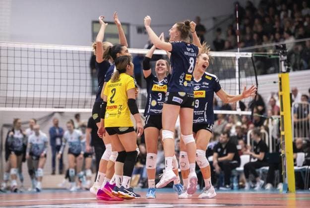 VOLLEYBALL WOMEN 1 BL SWE SUHL FOR EDITORIAL PURPOSES ONLY EDITORIAL USE ONLY p 16 11 2024 Erfurt Volleyball 1 Bundesliga Season 2024 2025 Women 9 Matchday Riethsporthalle Schwarz Weiss Erfurt VfB Suhl LOTTO Thüringen in photo Suhl players cheering after the win against Erfurt Germany Thueringen Erfurt Copyright SaschaxFromm Copyright: SaschaxFromm doc7y36bs28ur71e5sxsm7f ,EDITORIAL USE ONLY Copyright: SaschaxFromm