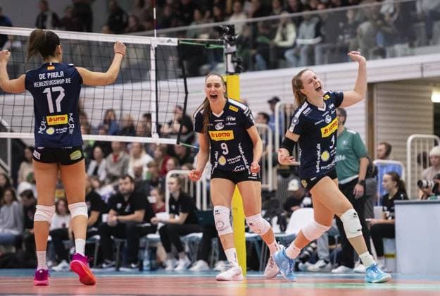 VOLLEYBALL WOMEN 1 BL SWE SUHL FOR EDITORIAL PURPOSES ONLY p 16 11 2024 Erfurt Volleyball 1 Bundesliga Season 2024 2025 Women 9 Matchday Riethsporthalle Schwarz Weiss Erfurt VfB Suhl LOTTO Thüringen in photo Julia de Paula Viana 17 VfB Suhl LOTTO Thüringen , Lara Nagels VfB Suhl LOTTO Thüringen , Anna Artyshuk 9 VfB Suhl LOTTO Thüringen Germany Thueringen Erfurt Copyright SaschaxFromm Copyright: SaschaxFromm doc7y36cs8bghxjjhkva6e ,EDITORIAL USE ONLY Copyright: SaschaxFromm
