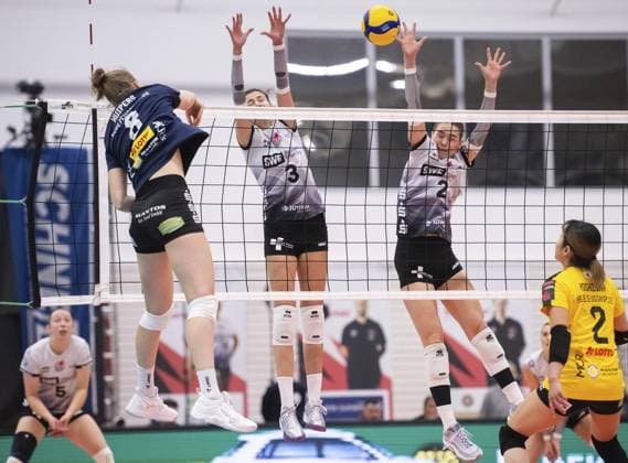 VOLLEYBALL WOMEN 1 BL SWE SUHL FOR EDITORIAL PURPOSES ONLY p 16 11 2024 Erfurt Volleyball 1 Bundesliga Season 2024 2025 Women 9 Matchday Riethsporthalle Schwarz Weiss Erfurt VfB Suhl LOTTO Thüringen in photo Ana Krulj 3 Schwarz Weiß Erfurt , Elizabeth Sandbothe 2 Schwarz Weiß Erfurt , Jette Kuipers 8 VfB Suhl LOTTO Thüringen Germany Thueringen Erfurt Copyright SaschaxFromm Copyright: SaschaxFromm doc7y36cut0che9nvl05w6 ,EDITORIAL USE ONLY Copyright: SaschaxFromm